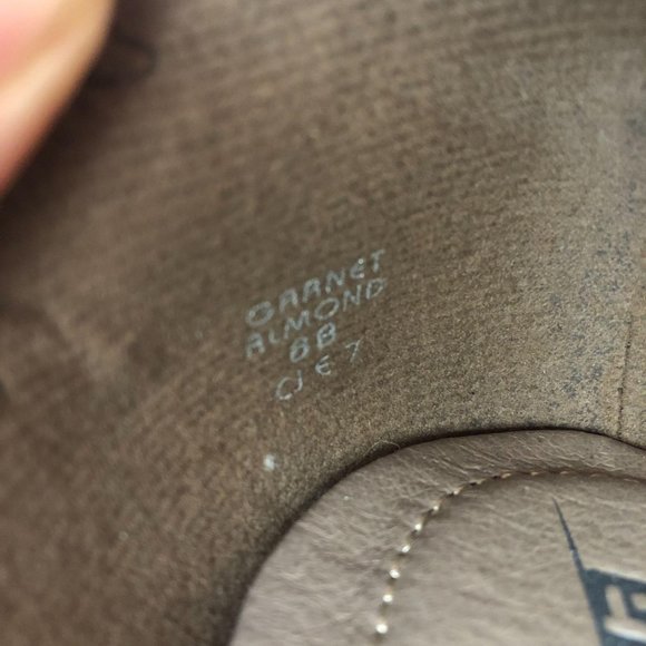 *SOLD* Earth Garnet Almond Brown Ankle Strap Heels Sz 8B - Picture 9 of 9